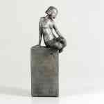 Silber Skulptur Frau auf Block von Susanne Kraißer