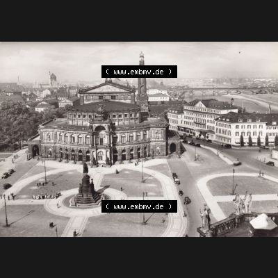 Ansichtskarte DDR Bezirk Dresden, Kreis Dresden, Stadt Dresden: Blick vom Schloßturm auf Theaterplatz mit Opermhaus und Hotel (1) Sammlung