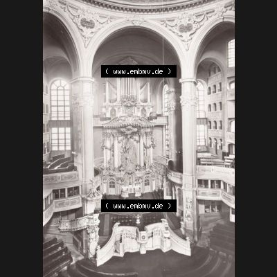 Ansichtskarte DDR Bezirk Dresden, Kreis Dresden, Stadt Dresden: Frauenkirche Blick von der Empone nach dem Altar (1) Sammlung