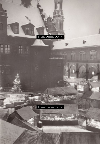 Ansichtskarte DDR Bezirk Dresden, Kreis Dresden, Stadt Dresden: Striezelmarkt im Stallhof, Blick nach der Gewehrgalerie (1) Sammlung