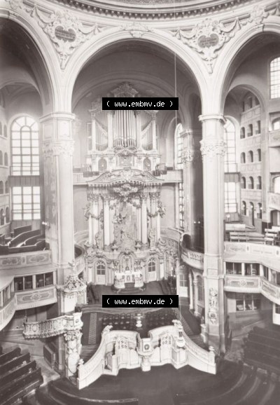 Ansichtskarte DDR Bezirk Dresden, Kreis Dresden, Stadt Dresden: Frauenkirche Blick von der Empone nach dem Altar (1) Sammlung