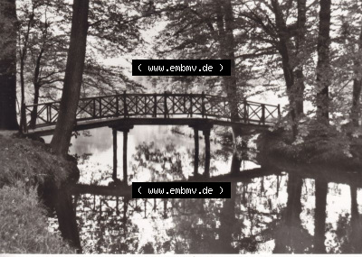 Ansichtskarte DDR Bezirk Cottbus, Kreis Cottbus, Stadt Cottbus: Brücke am Pyramidenteich im Branitzer Park (1) Sammlung