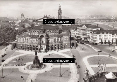 Ansichtskarte DDR Bezirk Dresden, Kreis Dresden, Stadt Dresden: Blick vom Schloßturm auf Theaterplatz mit Opermhaus und Hotel... Sammlung
