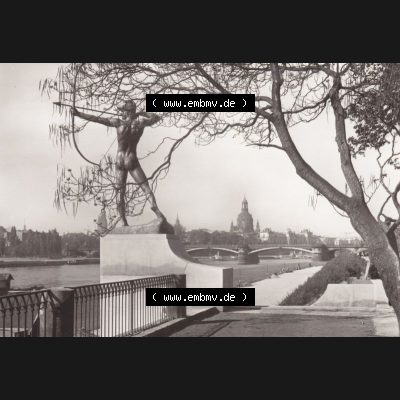 Ansichtskarte DDR Bezirk Dresden, Kreis Dresden, Stadt Dresden: Blick vom Neustädter Elbufer mit dem Bogenschützen (1) Sammlung