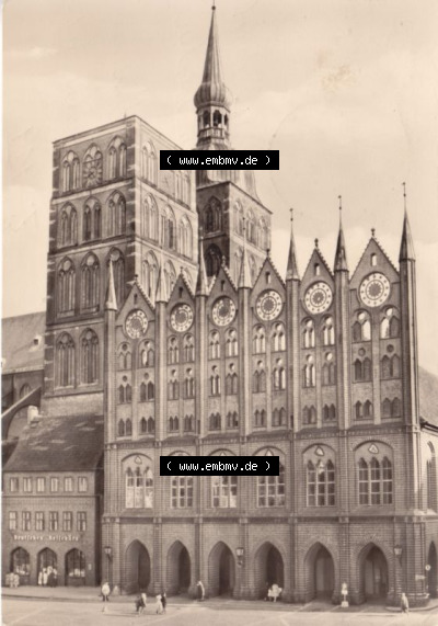 Ansichtskarte DDR Bezirk Rostock, Stadtkreis Stralsund, Hansestadt Stralsund: Rathaus am alten Markt, Heldge-Verlag KG, Köthen-Anhalt,... Sammlung