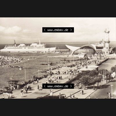 Ansichtskarte DDR Bezirk Rostock, Stadtkreis Rostock, Hansestadt Rostock, Ortsteil Seebad Warnemünde DDR, Warnemünde, Teepott und Schiff (1) Sammlung