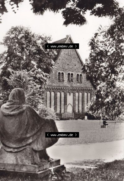 Ansichtskarte Bezirk Bezirk Schwerin, Kreis Güstrow, Stadt-Güstrow Ernst-Barlach-Gedenkstätte und Gertrudenkapelle, im Hochformat... Sammlung