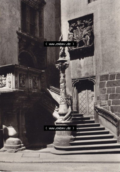 Ansichtskarte DDR Bezirk Dresden, Kreis Görlitz, Stadt Görlitz: In s/w Schwarzweiß Rathausstreppe mit Justitia und Kanzel (1) Sammlung