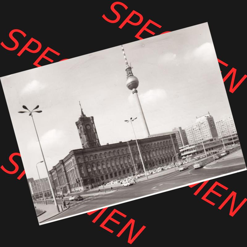 Ansichtskarte DDR Bezirk Berlin, Stadt Berlin: In s/w Schwarzweiß Postkarte Blick zum Rathaus, Fernseh- und UKW-Turm, Hauptstadt der DDR (1) Sammlung