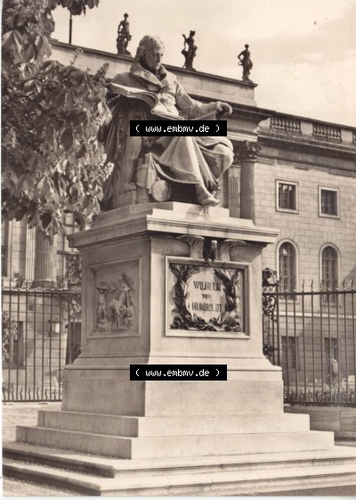 Ansichtskarte DDR Bezirk Berlin, Stadt Berlin: In s/w Schwarzweiß Postkarte Wilhelm von Humboldt Denkmal und Univiersität (1) Sammlung
