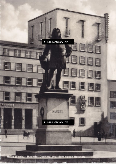 Ansichtskarte DDR Bezirk Halle, Stadtkreis Halle? Unbekannt: In s/w Schwarzweiß Haendel-Denkmal vor dem neuen Ratshof (1) Sammlung