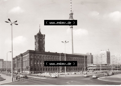 Ansichtskarte DDR Bezirk Berlin, Stadt Berlin: In s/w Schwarzweiß Postkarte Blick zum Rathaus, Fernseh- und UKW-Turm, Hauptstadt... Sammlung