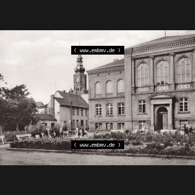 Ansichtskarte DDR Bezirk Rostock, Kreis Greifswald unsortiert August-Bebel-Schule. Ansichtskarte bzw. Postkarte in schwarzweiß - s/w aus DDR-Zeiten der Deutschen Demokratischen... Sammlung