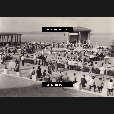 Alte Ansichtskarte DDR Bezirk Rostock, Kreis Rügen, Ostseebad Binz, 1968, Binz auf Rügen Kurkonzert. Ansichtskarte bzw. Postkarte in s/w - schwarzweiß... Sammlung