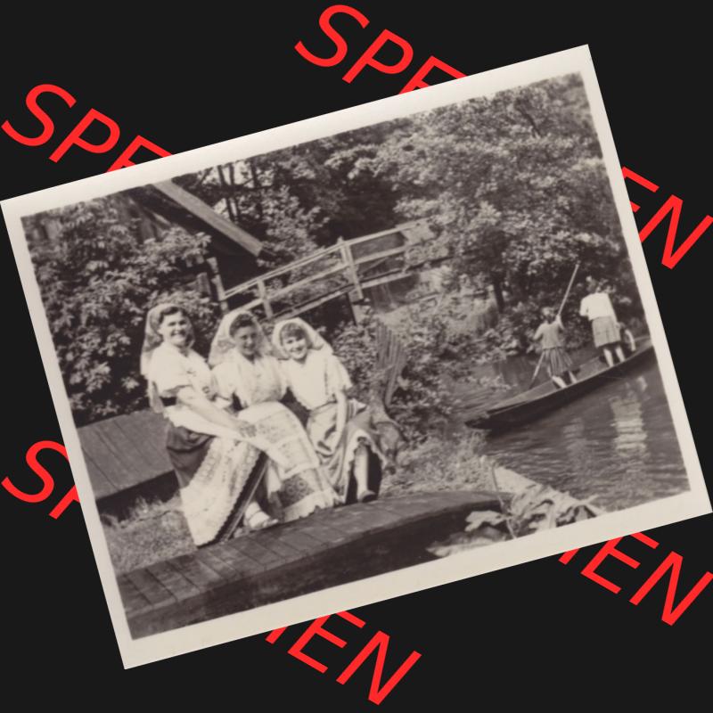 Fotos DDR Bezirk Cottbus, Kreis Lübben, Spreewald 1959, Foto-Mappe mit 10 Echte Fotos vom Spreewald 1959 Drei Frauen mit Trachten im Spreewald. Fotos DDR Bezirk Cottbus,... Sammlung