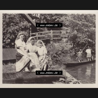 Fotos DDR Bezirk Cottbus, Kreis Lübben, Spreewald 1959, Foto-Mappe mit 10 Echte Fotos vom Spreewald 1959 Drei Frauen mit Trachten im Spreewald. Fotos DDR Bezirk Cottbus,... Sammlung