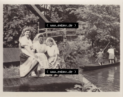 10 Echte Fotos vom Spreewald 1959, Drei Frauen mit Trachten im Spreewald Sammlung
