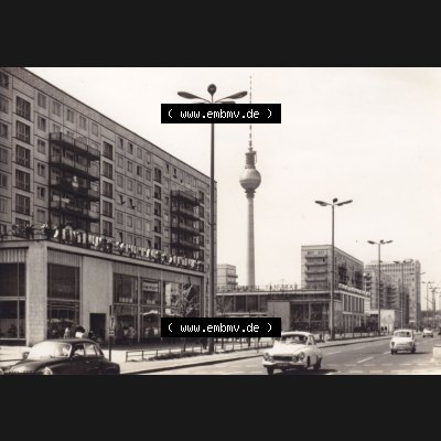 Ansichtskarten DDR Bezirk Berlin, Stadt Berlin in s/w / schwarzweiß, Dick-Foto-Verlag, Erlbach im Vogtland Karl-Marx-Allee mit Fernsehturm und UKW-Turm. Stadtansichten... Sammlung