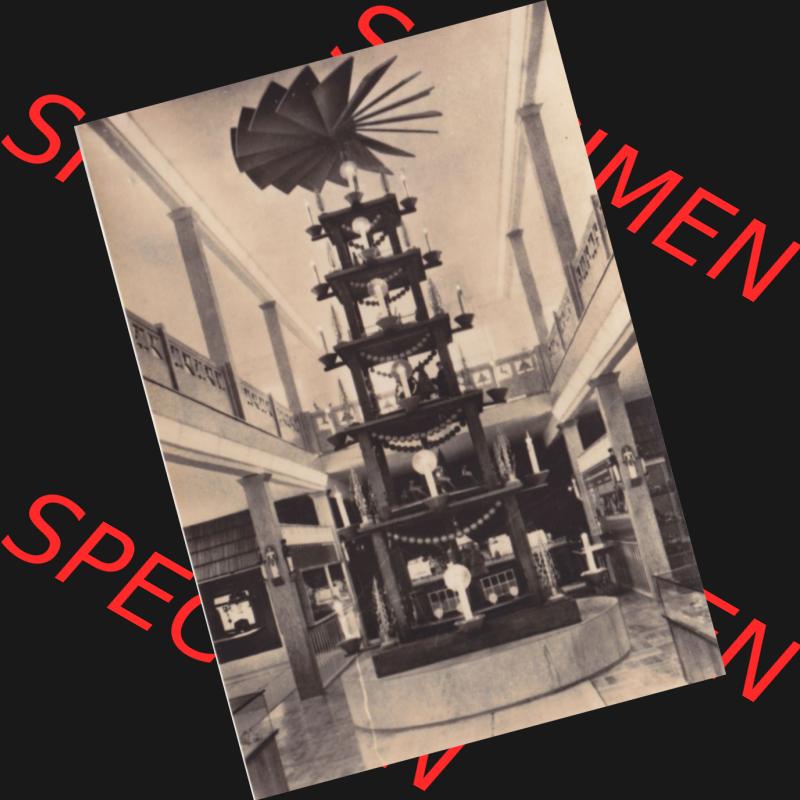 Alte Fotos DDR, Bezirk Karl-Marx-Stadt, Kreis Marienberg, Stadt Seiffen, Leporello Erzgebirgisches Spielzeugmuseum Seiffen 1975, Hohe Pyramide in der Mitte des Raumes.... Sammlung