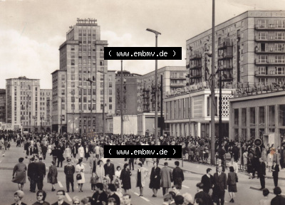 Stadt Berlin in s/w 1965, Karl-Marx-Allee am 1. Mai 1965. Stadtansichten der Stadt Berlin, mit alter Ansicht in Schwarzweiß der... Sammlung