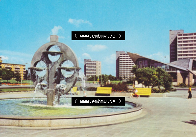Ansichtskarten DDR Bezirk Rostock, Stadtkreis Rostock, Hansestadt Rostock Südstadt Wasserspieke bzw. Springbrunnen. Alte Ansicht... Sammlung