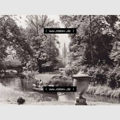 Altes Foto Wörlitz DDR Bezirk Halle, Kreis Wittenberg, Wörlitzer Park 1970-er Jahre in s/w, 1976, Goldene Urne. Foto-Abzüge aus DDR-Zeiten Bezirk Halle... Sammlung