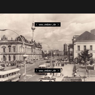 Ansichtskarten DDR Bezirk Berlin, Stadt Berlin in s/w 1973, Berlin unter den Linden. Stadtansichten der Stadt Berlin, mit alter Ansicht in Schwarzweiß der Hauptstadt... Sammlung