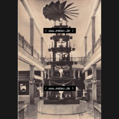 Alte Fotos DDR, Bezirk Karl-Marx-Stadt, Kreis Marienberg, Stadt Seiffen, Leporello Erzgebirgisches Spielzeugmuseum Seiffen 1975, Hohe Pyramide in der Mitte des Raumes.... Sammlung