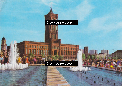 Ansichtskarte DDR Bezirk Berlin, Stadt Berlin Ansicht in Farbe 1973, Rathaus in Berlin hinter Springbrunnen. Stadtansichten der... Sammlung