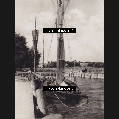 Altes Foto DDR Bezirk Rostock, Kreis Ribnitz-Damgarten, Ostseebad Dierhagen mit Ansicht 1959, Fischerboote im Boddenhafen. Altes Foto mit Ansicht der DDR Bezirk Rostock,... Sammlung