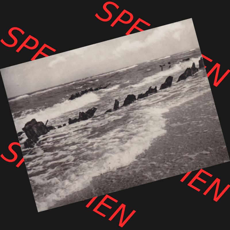 Altes Foto DDR Bezirk Rostock, Kreis Ribnitz-Damgarten, Ostseebad Dierhagen mit Ansicht 1959, Wrack in der Brandung. Altes Foto mit Ansicht der DDR Bezirk Rostock, Kreis... Sammlung