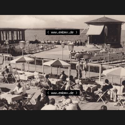 Alte Foto-Ansicht DDR Bezirk Rostock, Kreis Rügen Ostseebad Binz, Binzer Fotomappe 1976, Konzertpavillon vor dem Kurhaus. Altes Foto der DDR Bezirk Rostock, Kreis Rügen,... Sammlung