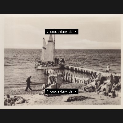 Alte Foto-Ansicht DDR Bezirk Rostock, Kreis Bad Doberan, Ostseebad Heiligendamm, (10 Echte Fotos), von ~1956, Am Strand mit Segelbooten. Alte Foto Ansichten... Sammlung