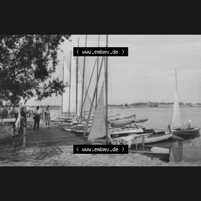 Foto mit Ansicht der DDR Bezirk Rostock, Kreis Wolgast, DDR Zinnowitz auf Usedom 1965, 10. Am Achterwasser mit Segelbooten, Heldge-Verlag KG - Köthen-Anh..... Sammlung