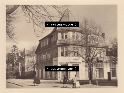 Alte Foto-Ansicht DDR Bezirk Rostock, Kreis Bad Doberan, Ostseebad Kühlungsborn 1954, 7212 Textilhaus Konsum-Kaufhaus. Digitales... Sammlung