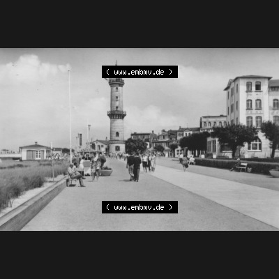 Foto mit Ansicht der DDR Bezirk Rostock, Stadtkreis Rostock, DDR Foto Rostock-Warnemünde 1962, 6. Strandpromenade mit Leuchtturm, Heldge-Verlag KG - Köthen-Anh..... Sammlung