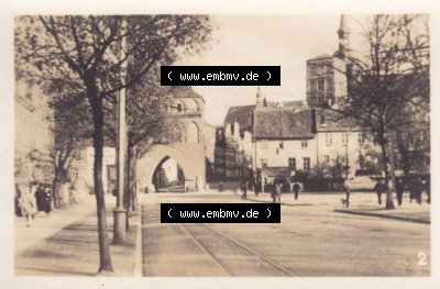 Hansestadt Stralsund 2. Vor dem Knieper-Tor. Foto aus Foto-Mappe vom Verlag Werner Schwarz Sammlung