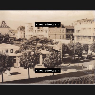 Altes Foto aus DDR Bezirk Rostock, Kreis Rügen, Ostseebad Binz 1959, 2171 Strandpromenade Ecke Hauptstraße. Digitales Bildmaterial von Fotos aus der DDR, der Deutschen... Sammlung