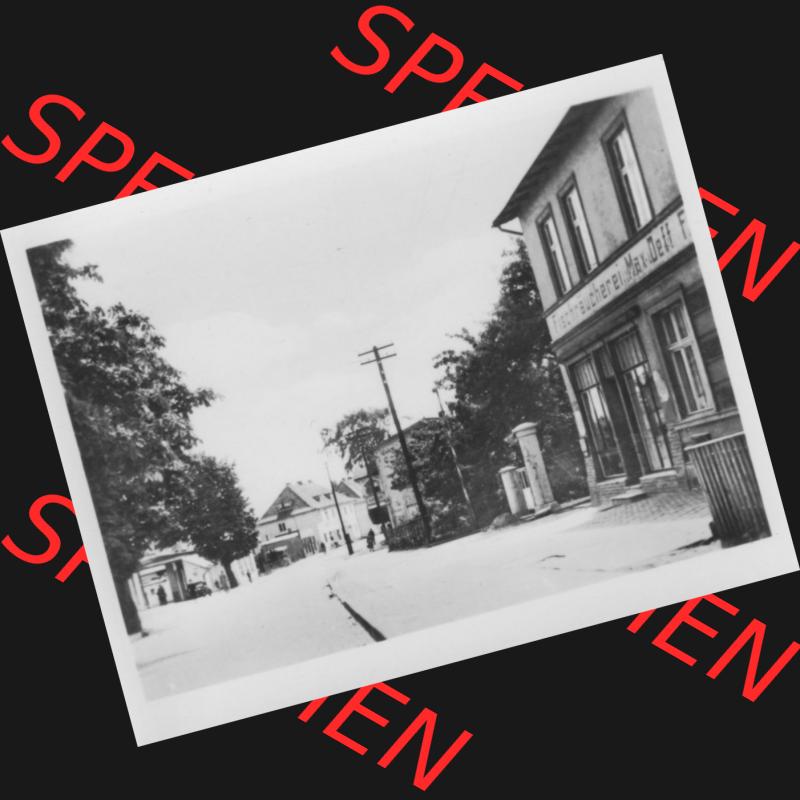 Foto mit Ansicht der DDR Bezirk Rostock, Kreis Rügen, DDR Stadt Saßnitz Karl-Marx-Straße, Thür. Volksverlag Weimar. Foto aus Foto-Mappe vom Verlag... Sammlung