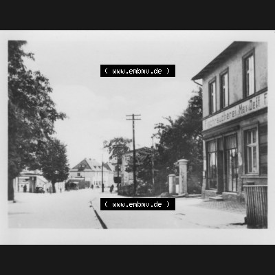 Foto mit Ansicht der DDR Bezirk Rostock, Kreis Rügen, DDR Stadt Saßnitz Karl-Marx-Straße, Thür. Volksverlag Weimar. Foto aus Foto-Mappe vom Verlag... Sammlung
