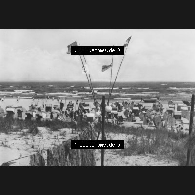 Alte Ansichtskarte der DDR Ahlbeck auf Usedom 1977, Strandfahnen am Strand von Ahlbeck in der DDR. Digitales Bildmaterial von Ansichtskarten aus der DDR, der Deutschen Demokratischen... Sammlung