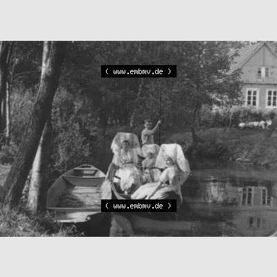 Ansichtskarte Planet-Verlag Berlin Sammlung der DDR in s/w - Schwarzweiß der 1970er Jahre, 1973, Im Spreewald, Frauen mit Serbischen Trachten. Digitales Bildmaterial... Sammlung