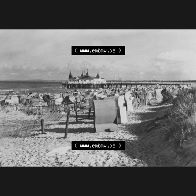 Alte Ansichtskarte der DDR Ahlbeck auf Usedom 1966, Strand, Blick zur Seebrücke. Digitales Bildmaterial von Ansichtskarten aus der DDR, der Deutschen Demokratischen Republik,... Sammlung