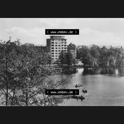 Ansichtskarten DDR, Stadt Karl-Marx-Stadt 1975, Blick zum Hochhaus, Verlag Erhard Neubert KG, Karl-Marx-Stadt. Digitales Bildmaterial von Ansichtskarten aus der DDR,... Sammlung