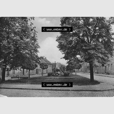 Ansichtskarte Heldge-Verlag Köthen/Anhalt DDR gemischte s/w, schwarzweiß, graustufen Sammlung der Jahre 1960er, 1966, Nienburg (Saale), Schillerplatz.... Sammlung