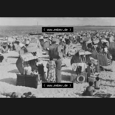 Alte Ansichtskarte der DDR Ahlbeck auf Usedom 1966, Strandkörbe mit Urlaubern am Strand am Meer von Ahlbeck. Digitales Bildmaterial von Ansichtskarten aus der DDR, der Deutschen... Sammlung