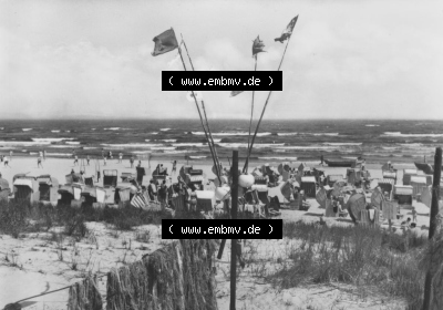 Ansichtskarte der DDR Ahlbeck auf Usedom 1977, Strandfahnen am Strand von Ahlbeck in der DDR, zum herunterladen freigegeben Sammlung