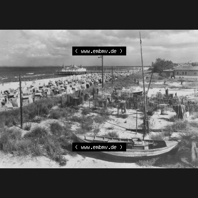 Alte Ansichtskarte der DDR Ahlbeck auf Usedom 1980, Fischerboot auf den Dünen am Strand mit Seebrücke. Digitales Bildmaterial von Ansichtskarten aus der DDR, der Deutschen... Sammlung