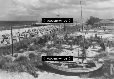 Ansichtskarte der DDR Ahlbeck auf Usedom 1980, Fischerboot auf den Dünen am Strand mit Seebrücke, zum herunterladen freigegeben Sammlung