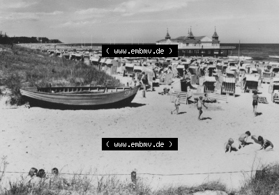 Ansichtskarte der DDR Ahlbeck auf Usedom 1975, Fischerboot auf dem Strand an der See von Ahlbeck, zum herunterladen freigegeben Sammlung